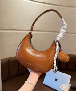 TÚI KẸP NÁCH DÁNG THUYỀN CHINO2ND KÈM GẤU