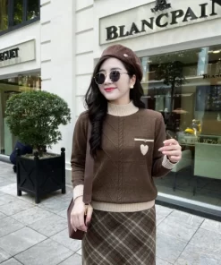 Áo len nữ Evalover 2806 họa tiết tim cúc túi, thiết kế dáng xuông freesize