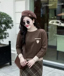 Áo len nữ Evalover 2806 họa tiết tim cúc túi, thiết kế dáng xuông freesize