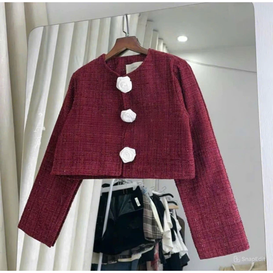 set đồ nữ mùa đông , áo khoác nữ phối chân váy ngắn chất dạ màu đỏ kèm hoa ngực phong cách sang chảnh4